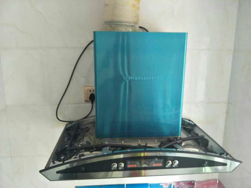 油烟机突发爆裂，商家换玻璃不退款引争议
